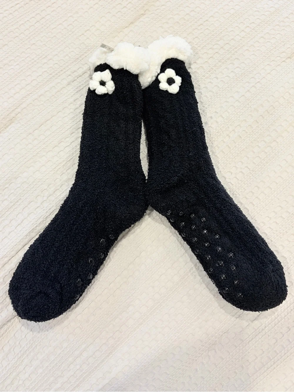 NWT! Francesca’s Women’s Fuzzy Socks with Yarn Flowers and Grips One Size